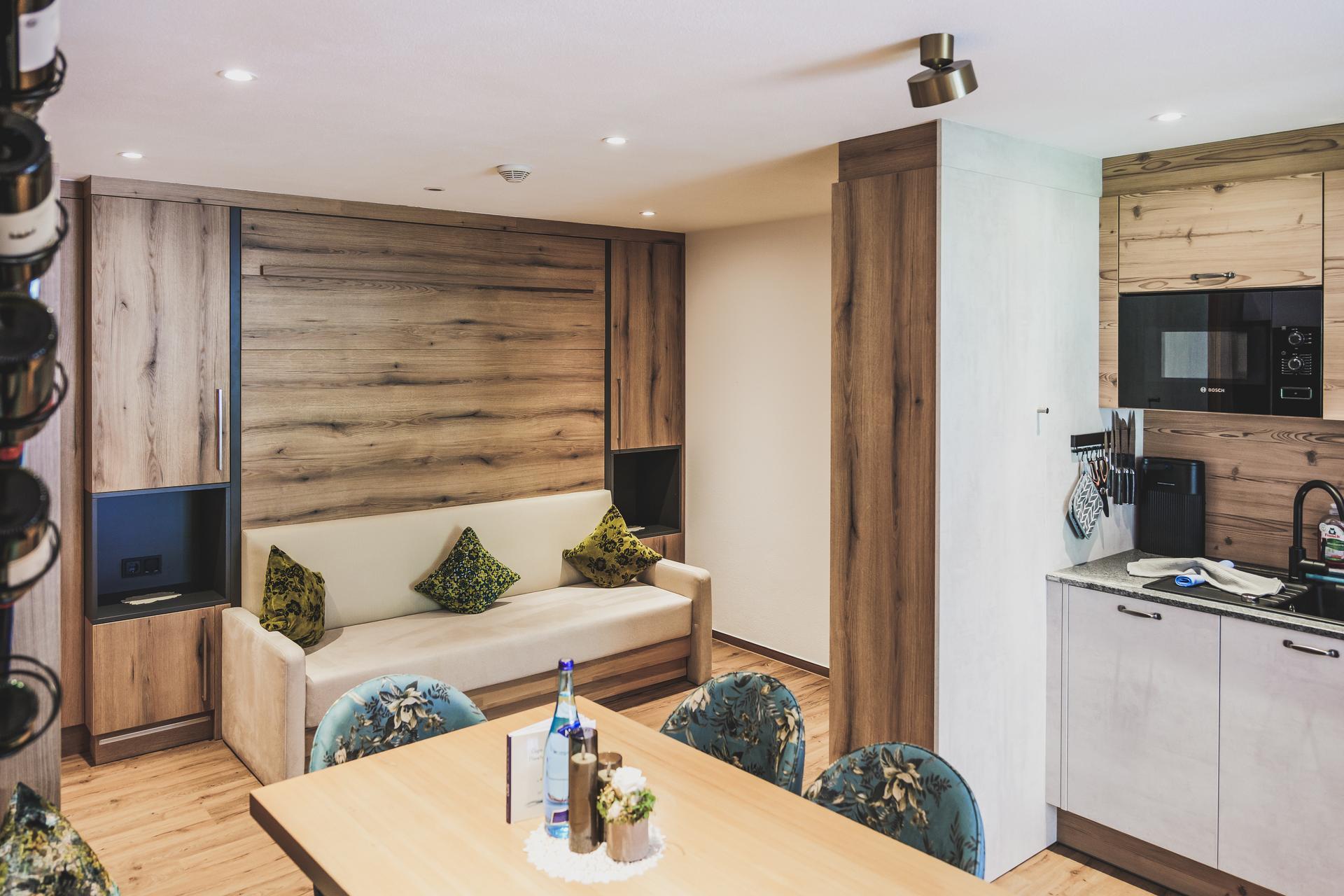 Küche mit Blick ins Wohnzimmer in der Ferienwohnung Blumengarten im Ur-Genuss in Heiterwang