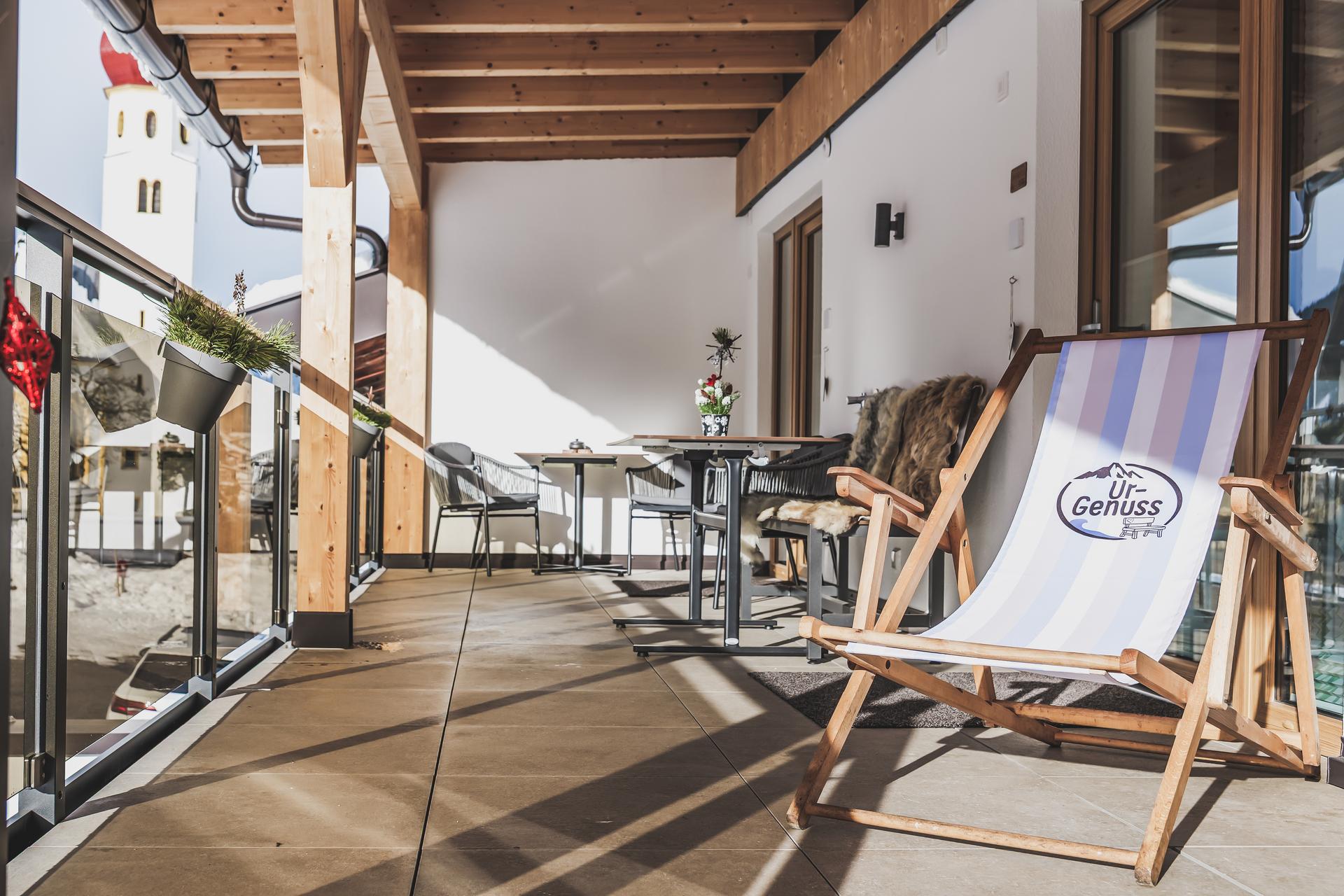 Terrasse von der Ferienwohnung Blumengarten im Ur-Genuss mit Liegestuhl
