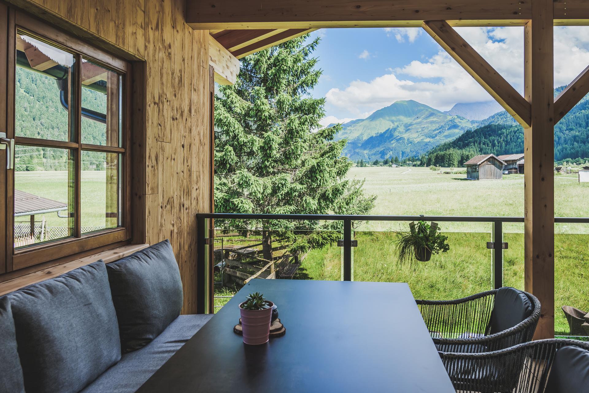 Terrasse der Ferienwohnung Heustock im Ur-Genuss in Heiterwang
