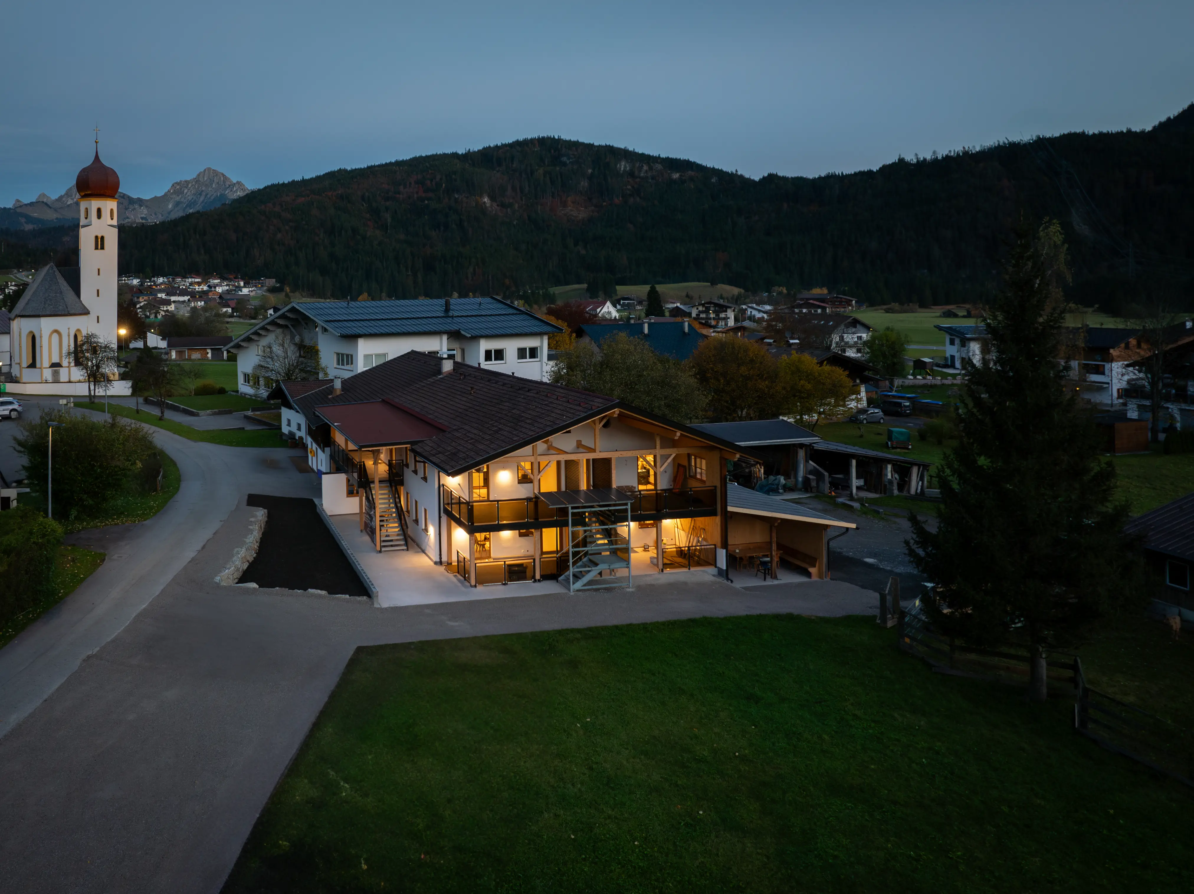 Ur-Genuss in Heiterwang Außenansicht bei Nacht im Sommer