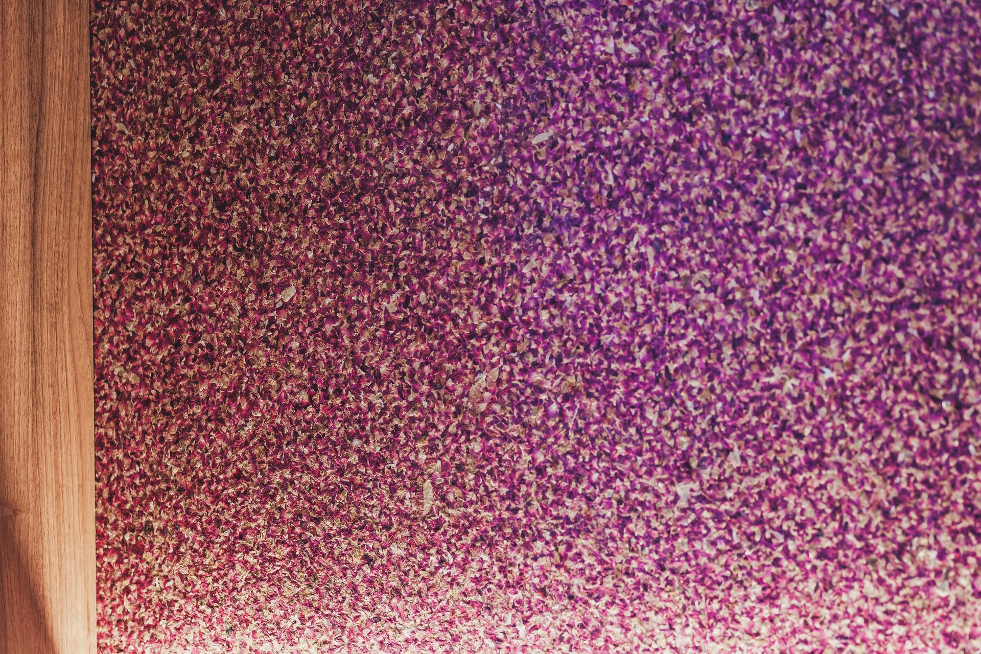 Echte Rosenwand aus getrockneten Rosenblättern in der Ferienwohnung Schlafkammer im Ur-Genuss