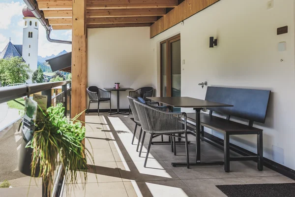 Terrasse mit Gartenmöbel bei der Ferienwohnung Blumengarten im Ur-Genuss in Heiterwang