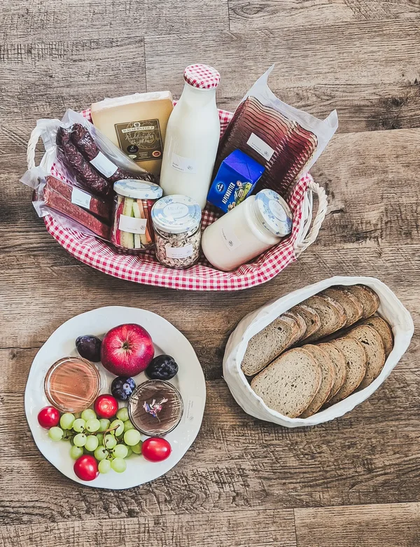 Gefüllter Frühstückskorb im Appartement vom Ur-Genuss