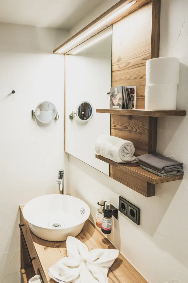 Waschbecken und Spiegel im Appartement Alte Stube im Ur-Genuss in Heiterwang