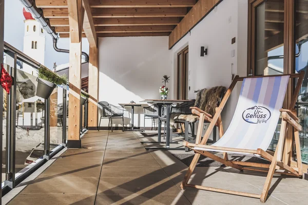 Terrasse von der Ferienwohnung Blumengarten im Ur-Genuss mit Liegestuhl