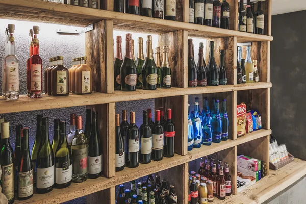große Auswahl im Weinlager von Ur-Genuss