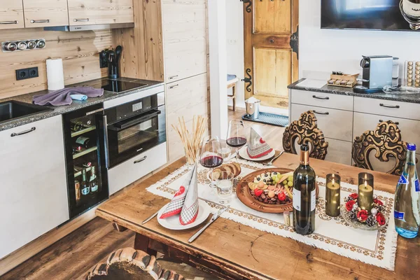 gedeckter Tisch in der Ferienwohnung Alte Stube im Ur-Genuss in Heiterwang