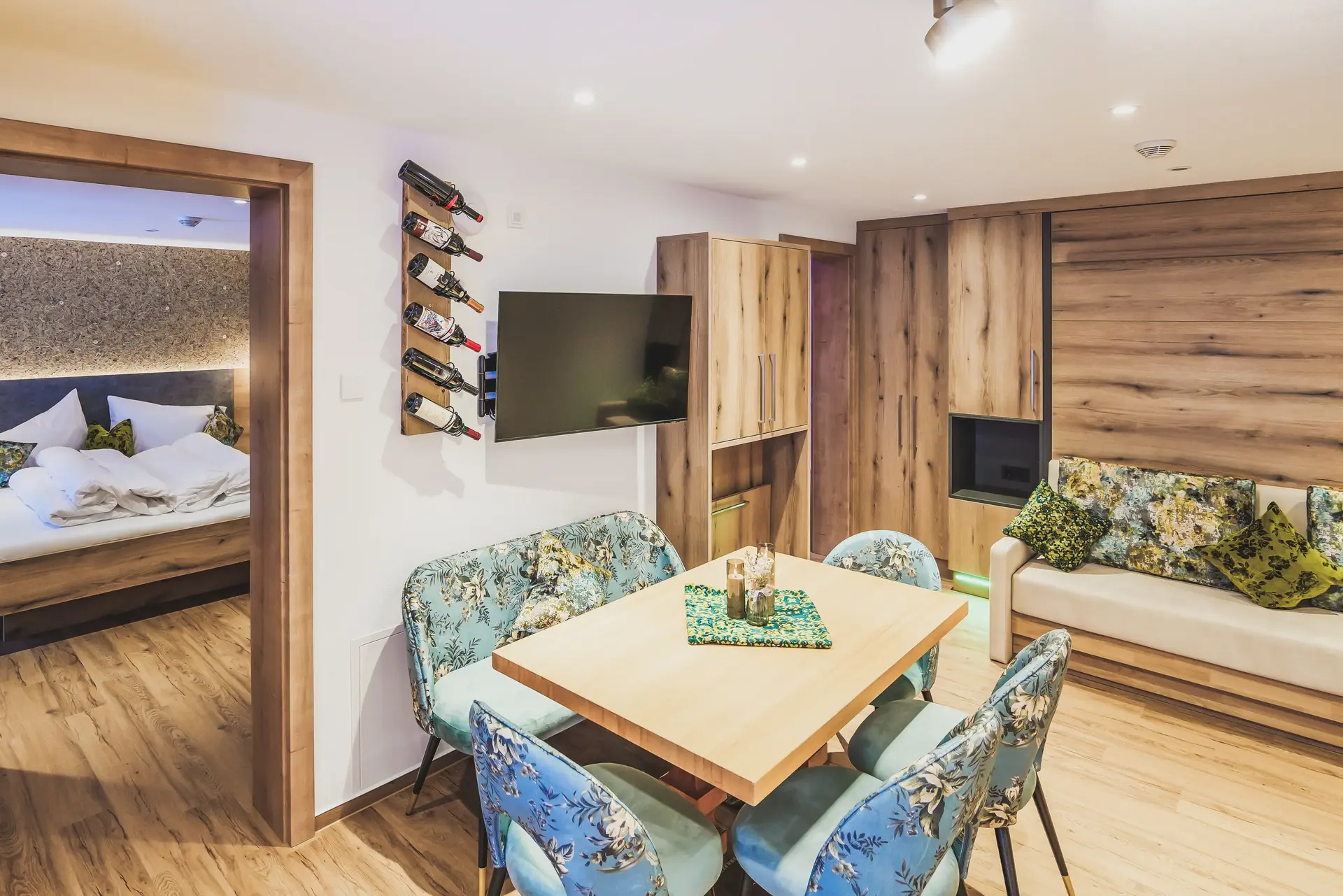 Ferienwohnung Blumengarten Esszimmer mit Blick ins Schlafzimmer Heiterwang