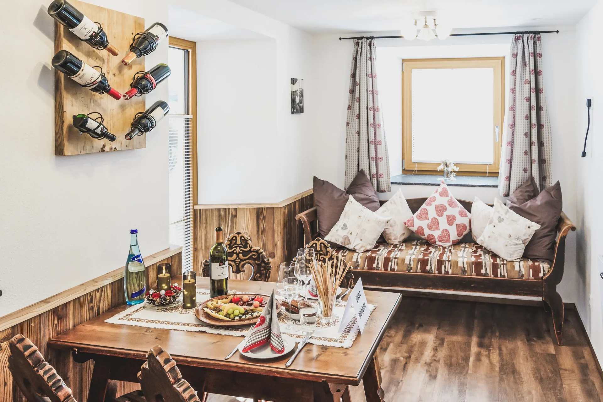 urige Küche mit gedecktem Tisch in der Ferienwohnung Alte Stube im Ur-Genuss in Heiterwang