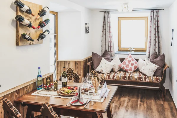 urige Küche mit gedecktem Tisch in der Ferienwohnung Alte Stube im Ur-Genuss in Heiterwang