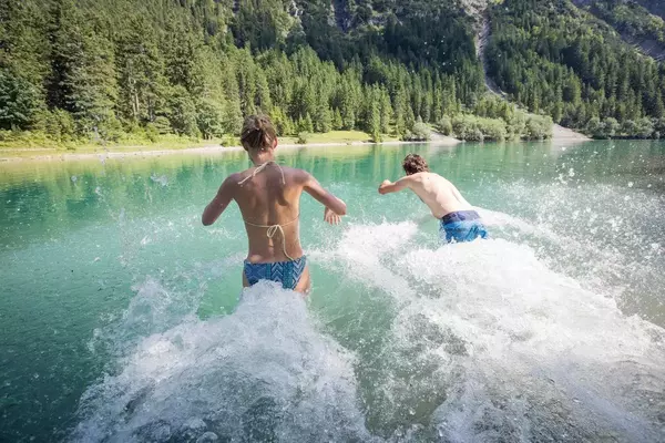 Paar beim Baden im Heiterwanger See